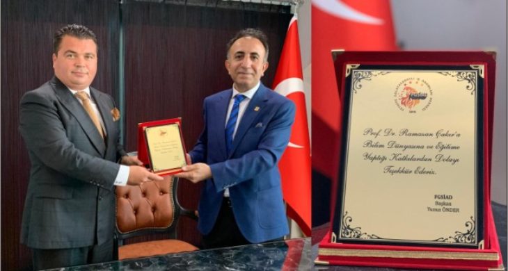 Prof.Dr.Ramazan Çakır’a Şilt verildi