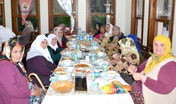 Huzurevi Sakinlerine, Somuncu Baba Gölgesinde İftar