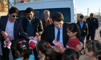 Başkan Yazgı, Çocukları Oyuncakla Sevindirdi