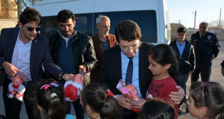 Başkan Yazgı, Çocukları Oyuncakla Sevindirdi