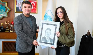 Sanatçı Elifnaz’dan Başkan Evren Dinçer’e Duygulandıran Portre