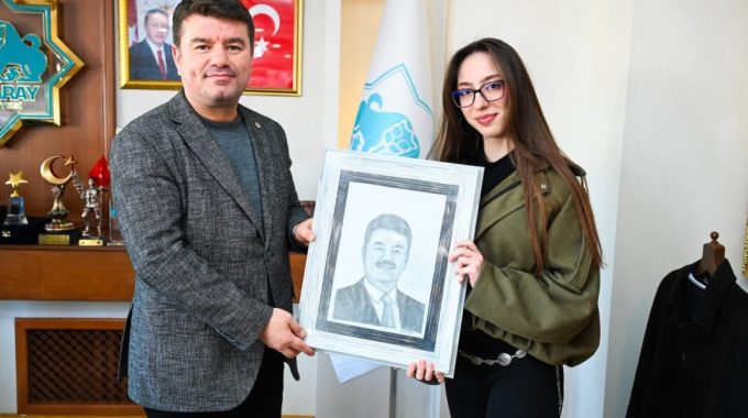 Sanatçı Elifnaz’dan Başkan Evren Dinçer’e Duygulandıran Portre