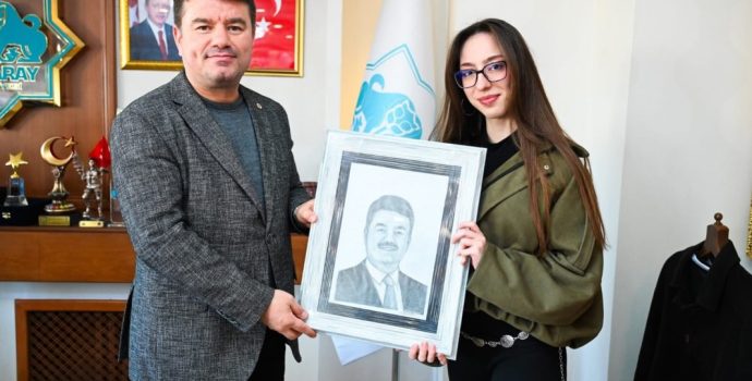 Sanatçı Elifnaz’dan Başkan Evren Dinçer’e Duygulandıran Portre
