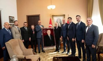 TBMM’de Bahçeli’ye Ziyaret: Aksaray’ın Vefası Taşpınar Halısıyla Sunuldu