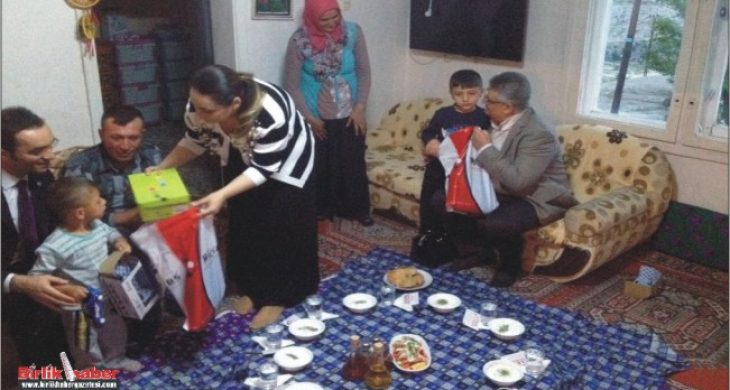 Vali Aykut Pekmez vatandaşların iftar sofrasına misafir oluyor