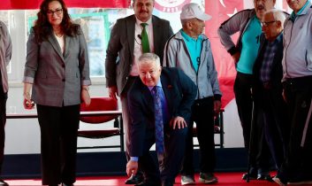 Vali Murat Duru’dan Huzurevine Sürpriz Ziyaret! Bocce Maçıyla Moral Verdiler