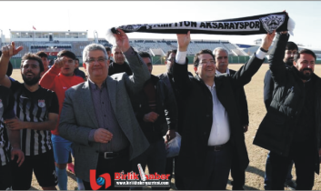 Vali ve Başkan, Sahaya İnerek Futbolcuları ve Taraftarları kutladı