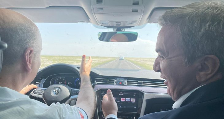 Bakan Karaismailoğlu makam aracını kendisi kullandı