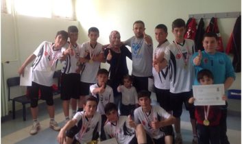 Yusuf Hakiki Baba Ortaokulu Hentbolda İlklerin Takımı Oldu