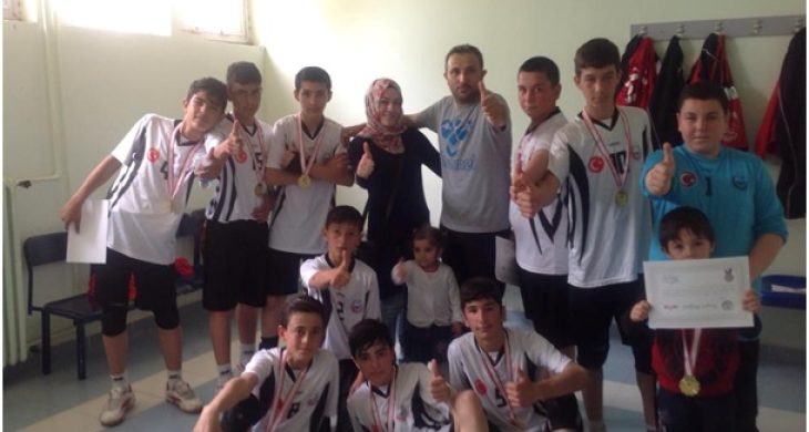 Yusuf Hakiki Baba Ortaokulu Hentbolda İlklerin Takımı Oldu