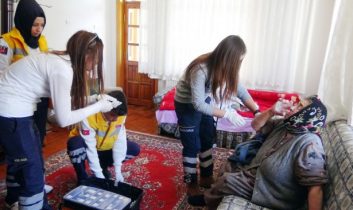 Yaşlı Kadın 5 Saat Banyoda Kilitli Kaldı