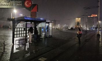 İstanbul’da gece boyu etkili olan sağanak hayatı felç etti: Yollar göle döndü, araçlar yolda kaldı
