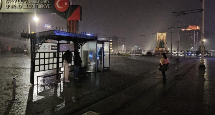 İstanbul’da gece boyu etkili olan sağanak hayatı felç etti: Yollar göle döndü, araçlar yolda kaldı
