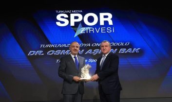 Osman Aşkın BAK’a Spor Hizmet Onur Ödülü