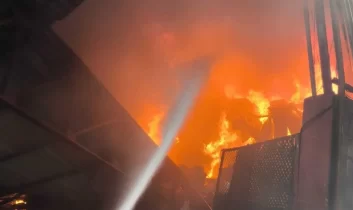 Adana’da geri dönüşüm fabrikasında korkutan yangın