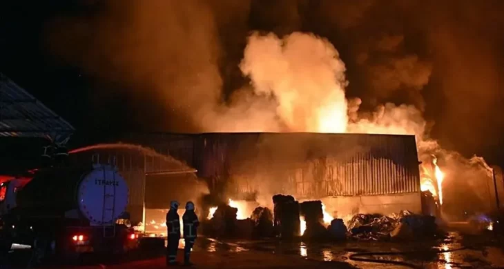 Adana’da parke ve panel üretilen fabrikada yangın
