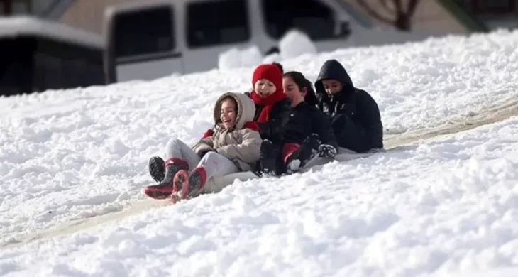 Adana’nın 3 ilçesinde eğitime kar engeli…