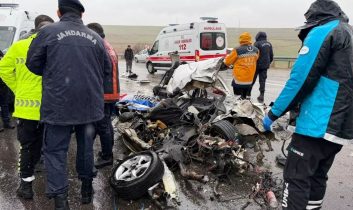 Adıyaman’da feci kazada otomobil kağıt gibi ezildi: 3 ölü, 1 yaralı