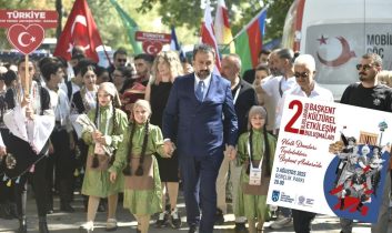 Dünya halk dansları ekipleri Gençlik Parkı’nda!