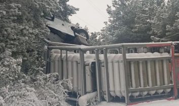 Kastamonu Bozkurt’ta doğal gaz tüpleri taşıyan tır devrildi