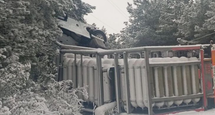 Kastamonu Bozkurt’ta doğal gaz tüpleri taşıyan tır devrildi