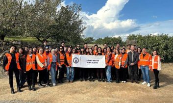 ADÜ öğrencileri LÖSEV için mandalina hasadı yaptı