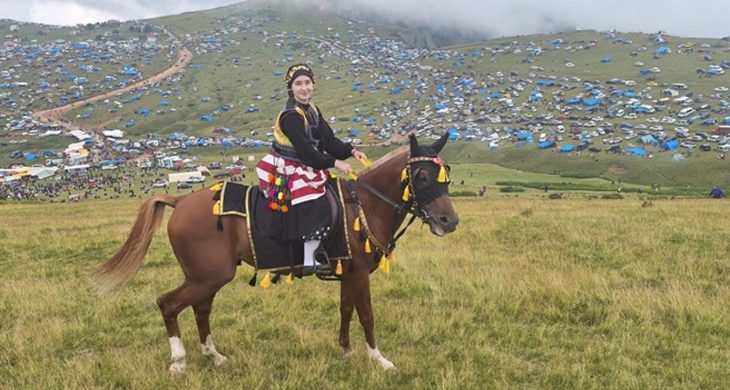 Ağasarın atlı kızı Berna