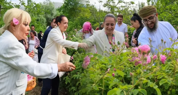 Ağlasun’da gül hasadı coşkusu: Safiye Soyman da katıldı
