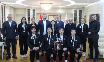 AİÇÜ Rektörü Prof. Dr. İlhami Gülçin Türkiye 2’ncisi olan Badminton takımını kabul etti