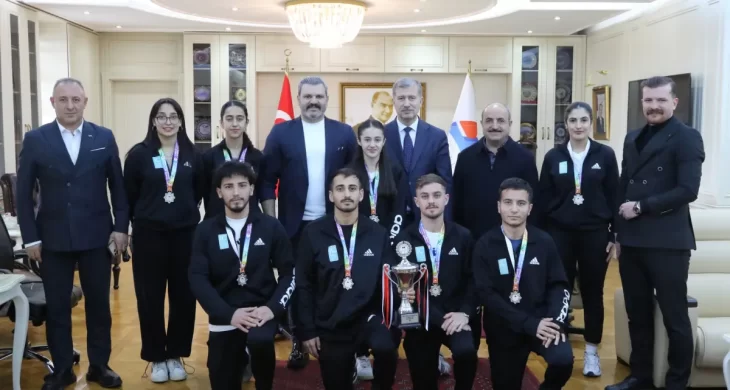 AİÇÜ Rektörü Prof. Dr. İlhami Gülçin Türkiye 2’ncisi olan Badminton takımını kabul etti