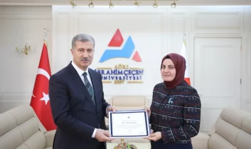 AİÇÜ Rektörü Prof. Dr. İlhami Gülçin’den, Doç. Dr. Ebru Erdemir’e teşekkür belgesi