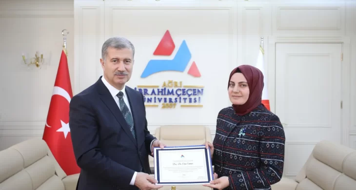 AİÇÜ Rektörü Prof. Dr. İlhami Gülçin’den, Doç. Dr. Ebru Erdemir’e teşekkür belgesi