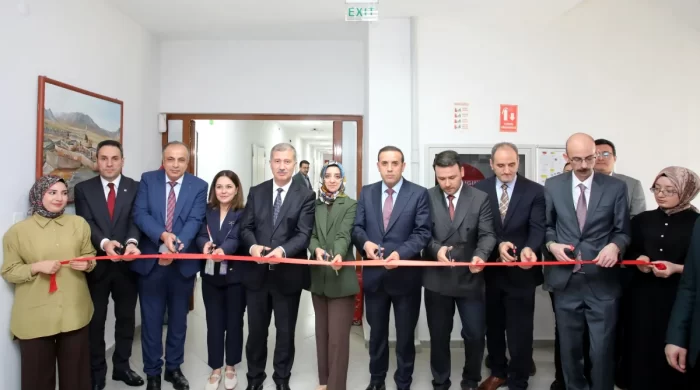 AİÇÜ’de zebra balığı translasyonel tıp araştırma laboratuvarı açıldı