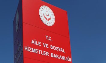 Esenler’de otobüs durağında bırakılan bebek koruma altına alındı
