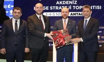 Ak Parti Antalya’da siyaset ve strateji aynı masada