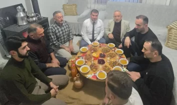 AK Parti İl Başkanı Aydemir, bir vatandaşın evinde iftar yaptı