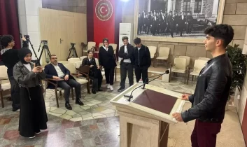 AK Parti Kars Milletvekili Adem Çalkın, öğrencilere TBMM’yi gezdirdi