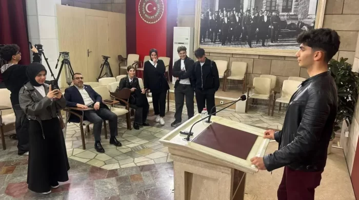 AK Parti Kars Milletvekili Adem Çalkın, öğrencilere TBMM’yi gezdirdi