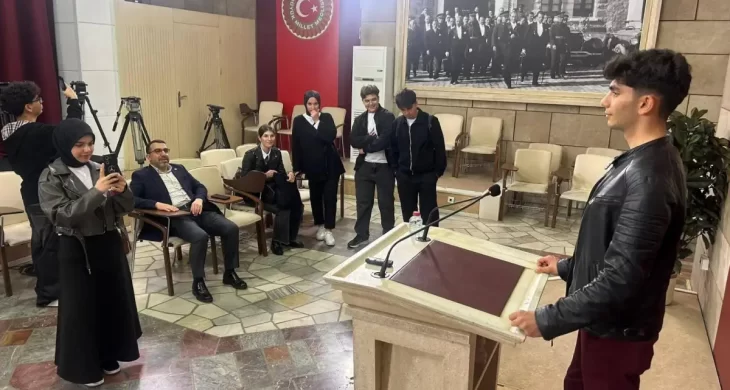 AK Parti Kars Milletvekili Adem Çalkın, öğrencilere TBMM’yi gezdirdi