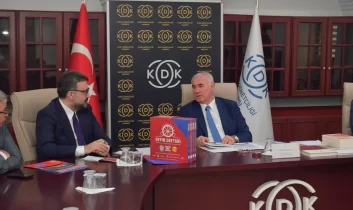 AKK Başkanı Yılmaz Kamu Denetçiliği Kurumu Başdenetçisi Mehmet Akarca’yı ziyaret etti