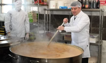 Aksaray’da Ramazan bereketi! Başkan Dinçer, her gün 5 bin kişiye iftar veriyor!