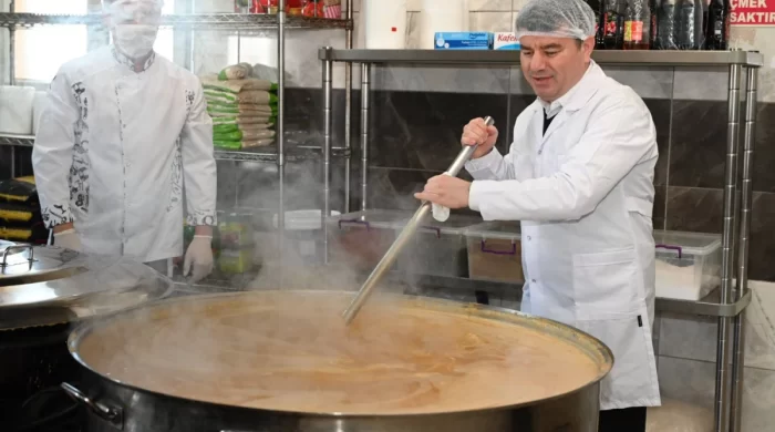 Aksaray’da Ramazan bereketi! Başkan Dinçer, her gün 5 bin kişiye iftar veriyor!