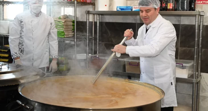 Aksaray’da Ramazan bereketi! Başkan Dinçer, her gün 5 bin kişiye iftar veriyor!