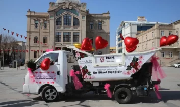 Aksaray’da temizlik görevlileri kadınlara gül dağıttı