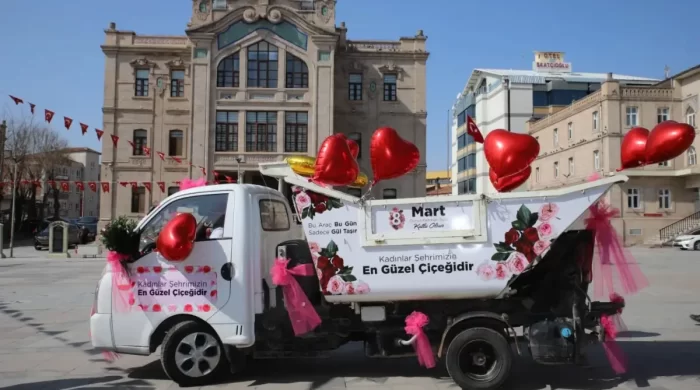 Aksaray’da temizlik görevlileri kadınlara gül dağıttı