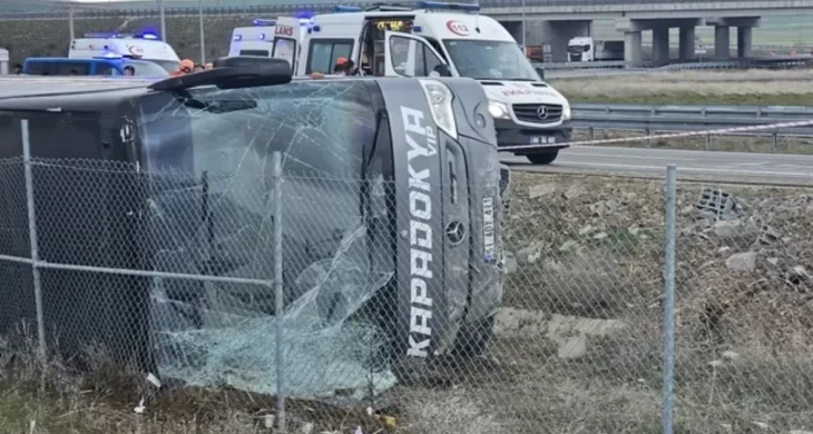 Aksaray’da tur otobüsü devrildi: 19 kişi yaralandı