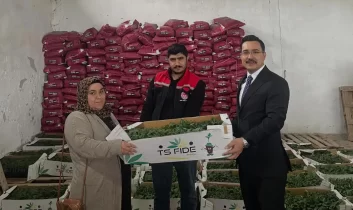 Akyaka’da çiftçilere  destek: 53 üreticiye %75 hibeli fide dağıtıldı
