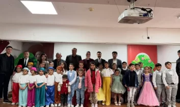 Akyaka’da miniklerden tiyatro gösterisi beğeni topladı