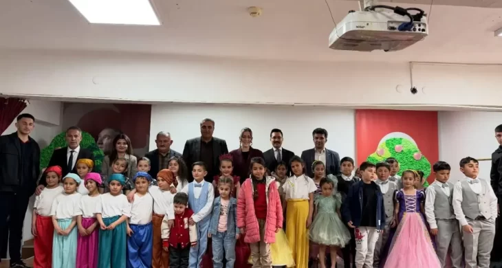 Akyaka’da miniklerden tiyatro gösterisi beğeni topladı