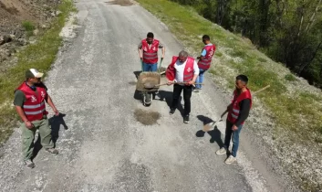 Alucra’da köy yollarına tepki: Sembolik olarak kazma kürekle onardılar